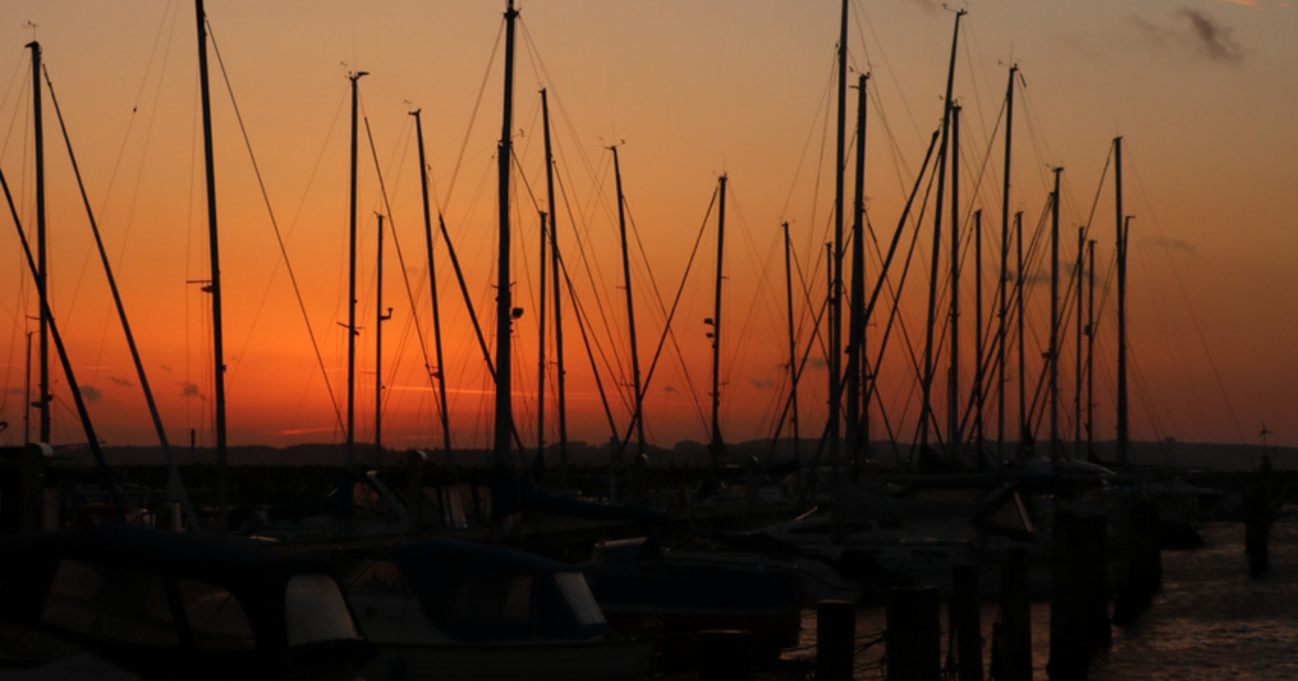 Solnedgang ved vandet
