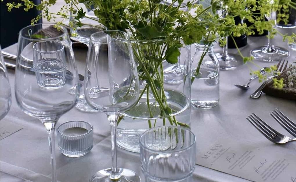 Opdækket bord med blomst hos Havrum restaurant og selskabslokaler ved Egå Marina nær Aarhus