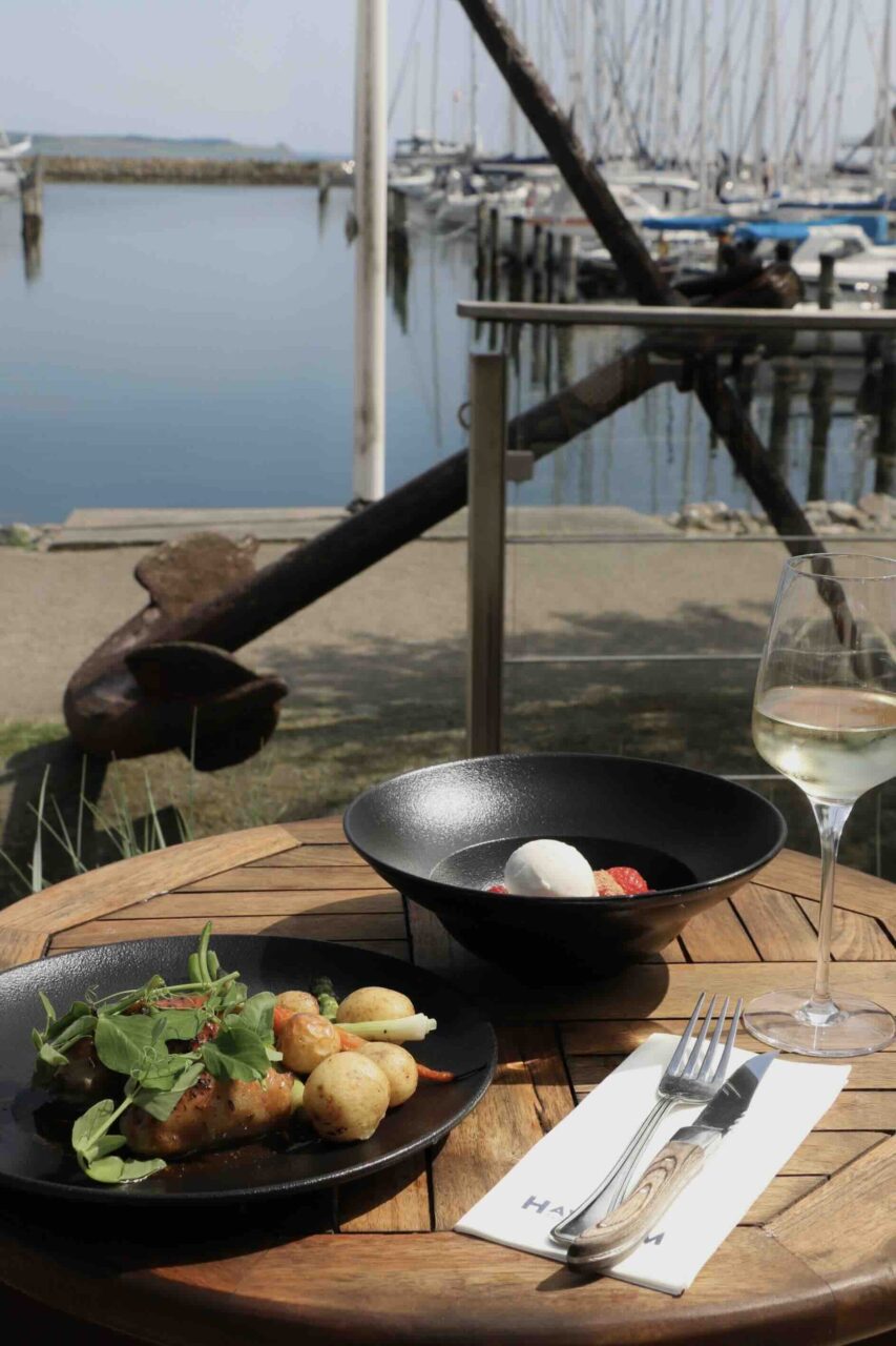 Studentermenu med kylling farci og friske sommerbær til 250 kr. hos Havrum restaurant ved Egå Marina nær Aarhus